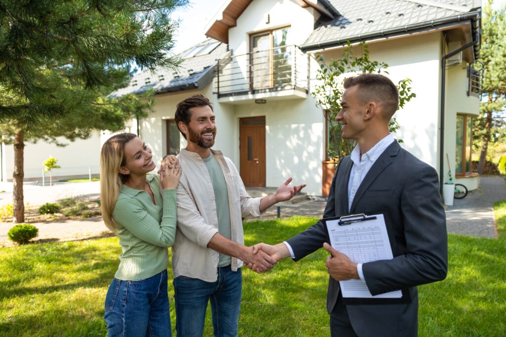 Phoenix realtor meeting home buyers outside a house for sale in the greater Phoenix AZ area